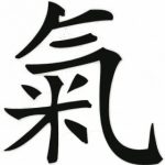 Qi - le sinogramme représente de la vapeur s'élevant au dessus d'une gerbe de riz